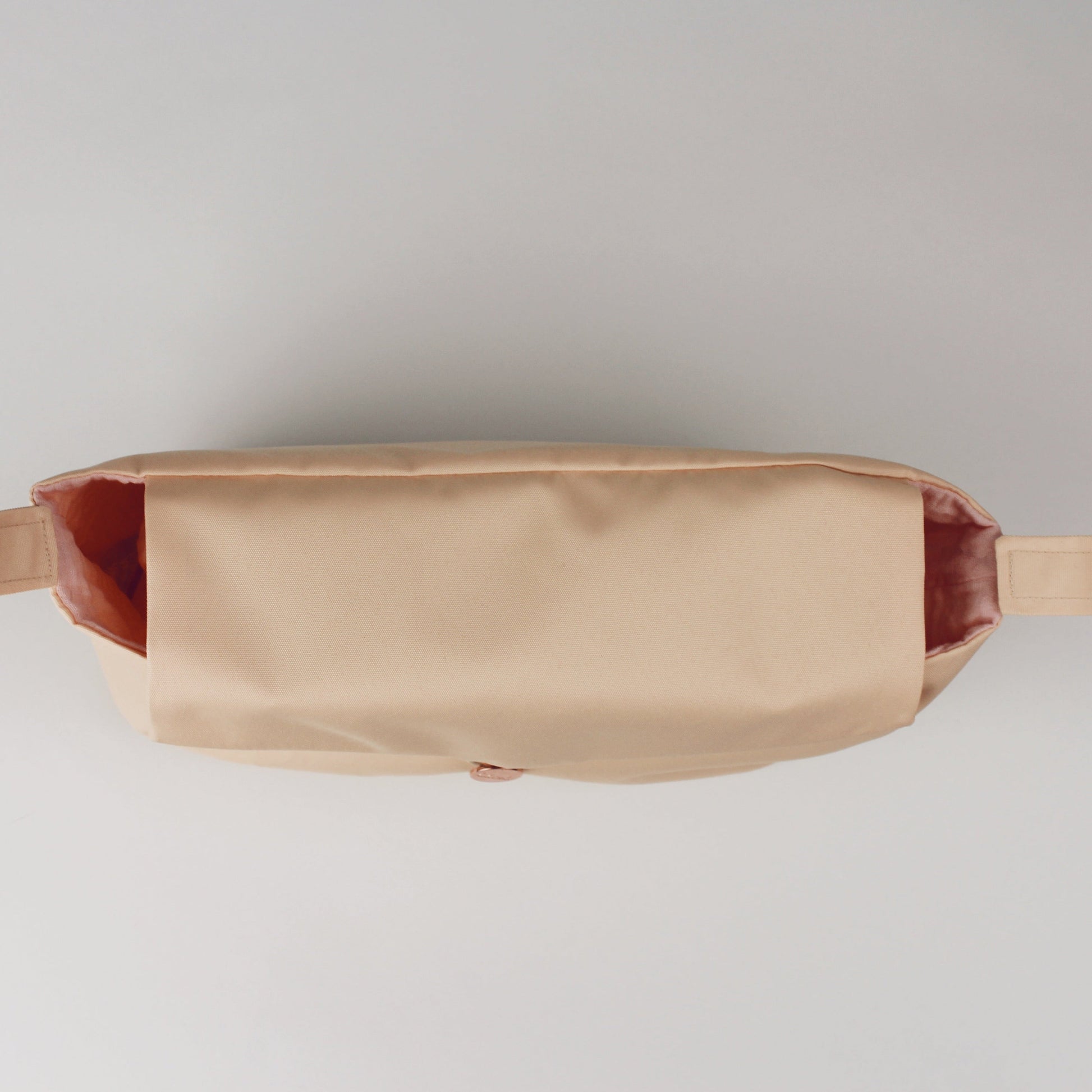 Draufsicht auf geschlossene und ungefüllte Buggy Bunny Beige-rosa