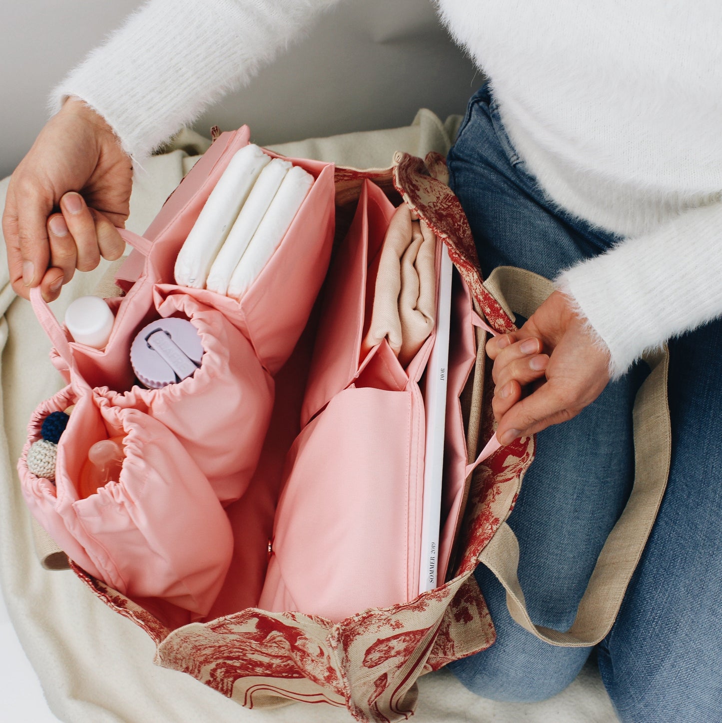 Gefüllte Classic Blossom Pink wird in Dior Leinen Handtasche gezeigt