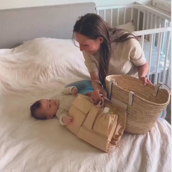 Die Wickeltasche Classic von Lilibell ist in der Strandtasche von Loewe untergebracht. Mama und Baby sind zu sehen.
