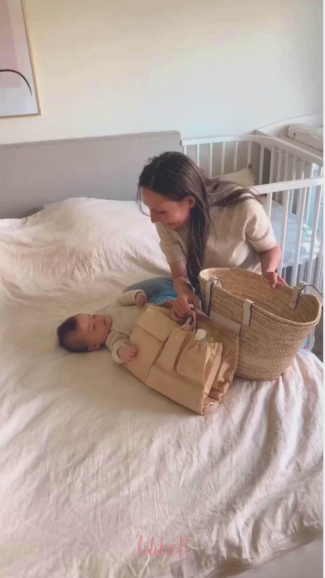 Die Wickeltasche Classic von Lilibell ist in der Strandtasche von Loewe untergebracht. Mama und Baby sind zu sehen.